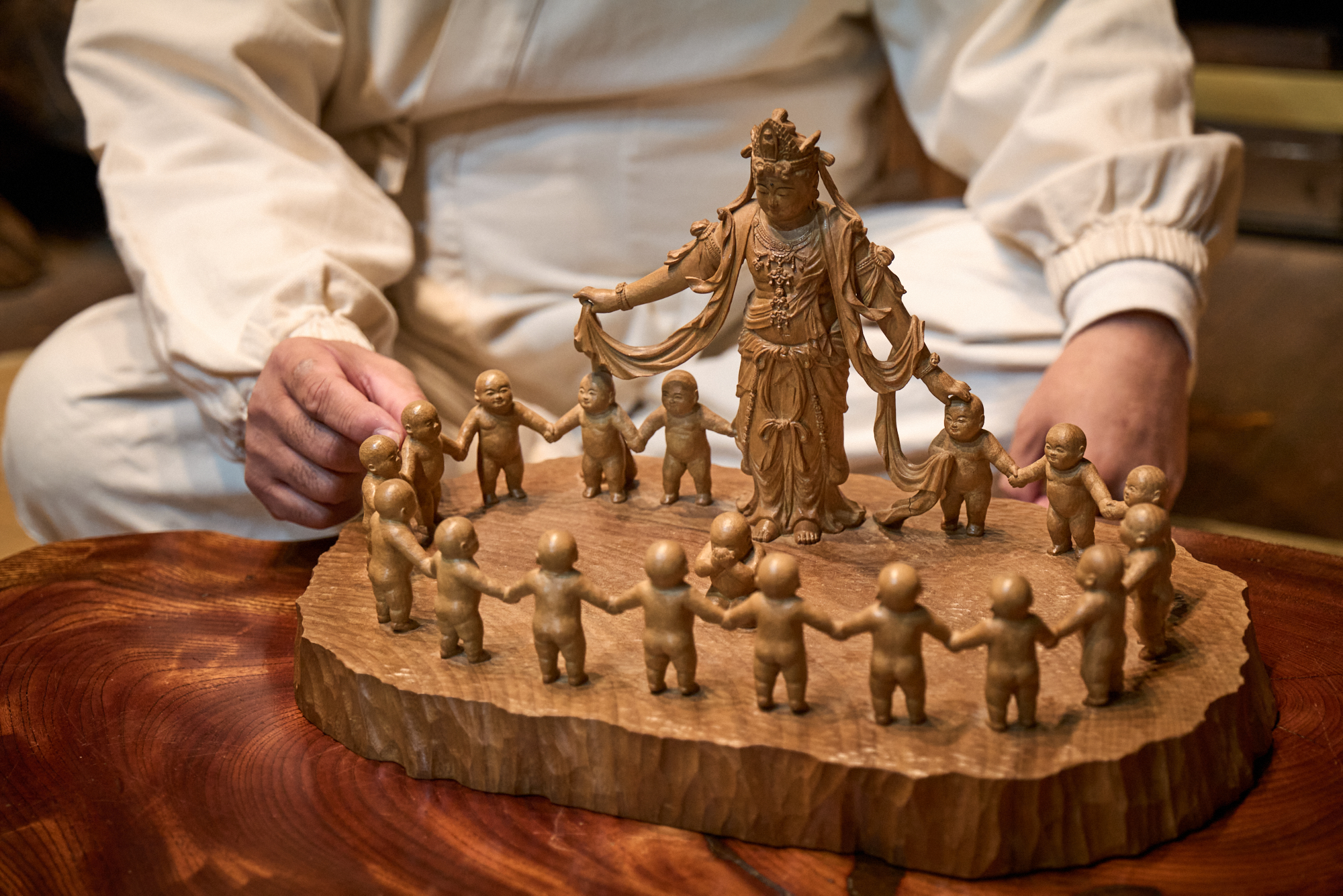 観音菩薩や童子、土台が1本の木から彫り起こされている一木造の作品。ノミや小刀だけでつくられたと思えない高度な技術が詰まっています。