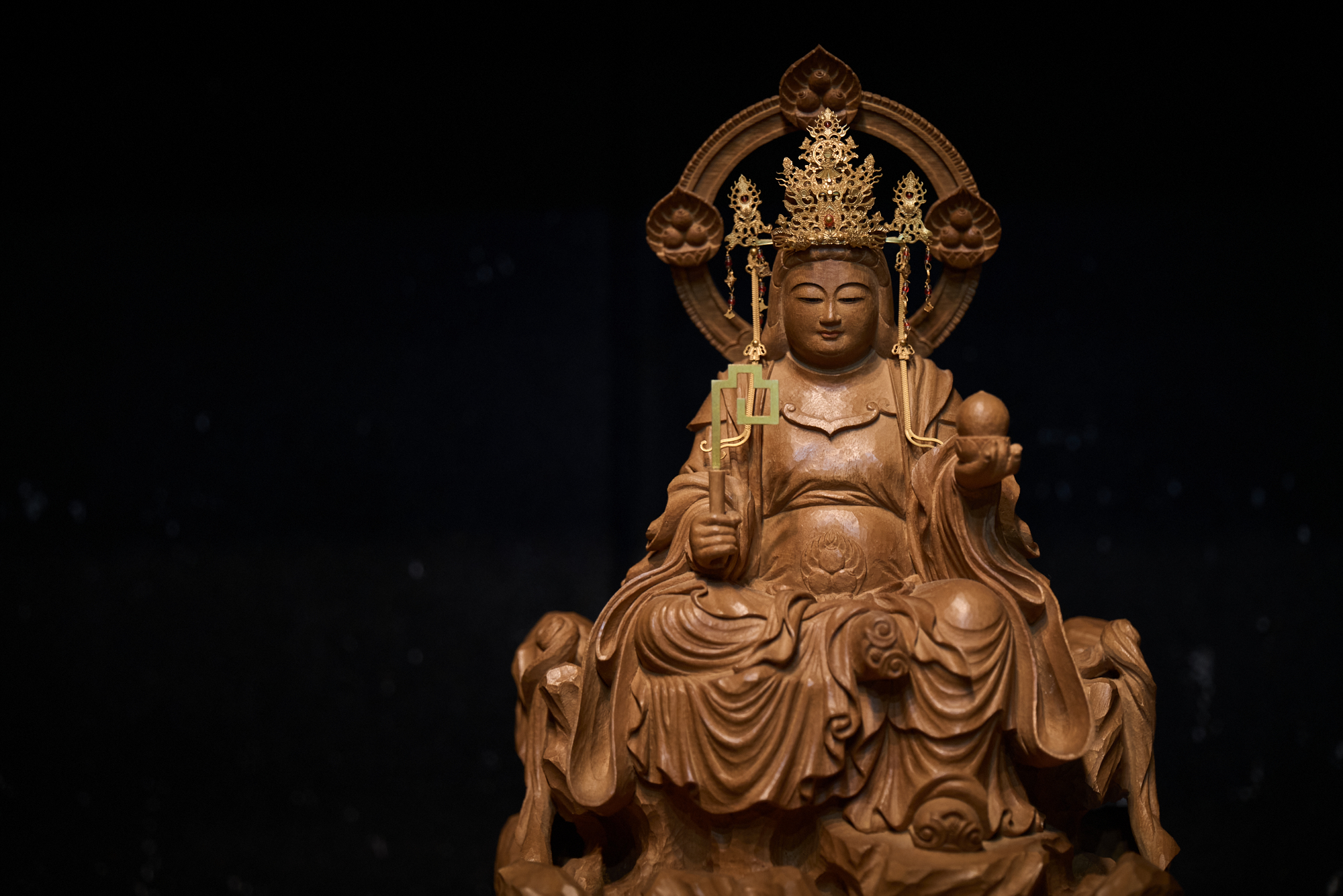 柔和な表情の地蔵菩薩像。表面の彫り痕に手彫りの温もりが感じられます。