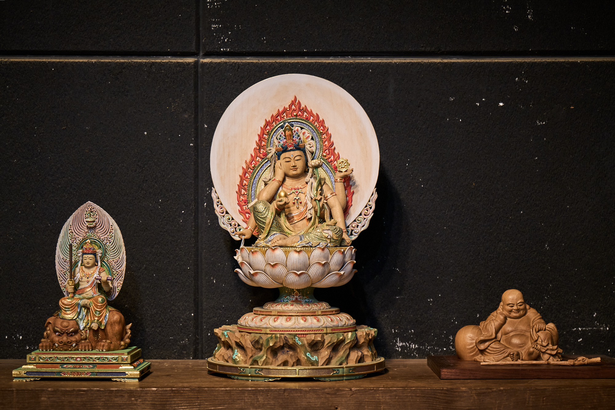 （左から）獅子に乗る文殊菩薩像、ひときわ繊細な彩色が施された如意輪観音像、弥勒菩薩の化身ともされている布袋尊像。